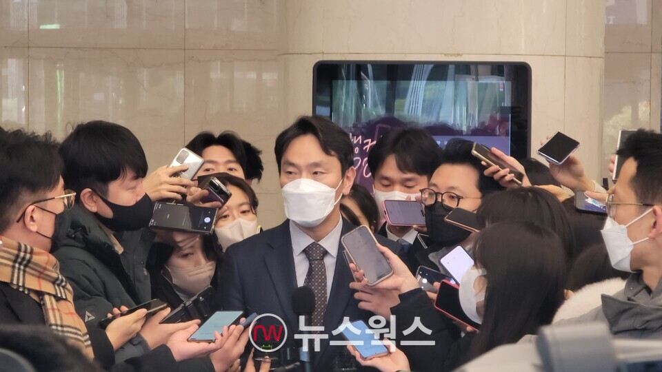 18일 이복현 금감원장이 은행장 간담회를 마치고 기자들의 질문에 답하고 있다. (사진=이한익 기자)