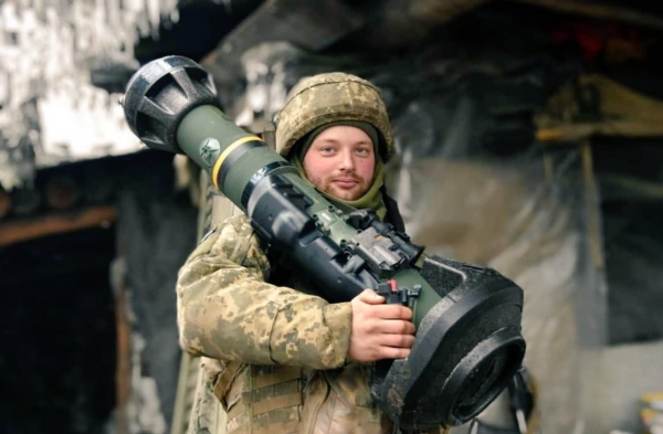 대전차 미사일 재블린을 들고 있는 우크라이나 군인. (사진=트위터 @ArmedForcesUkr 캡처)