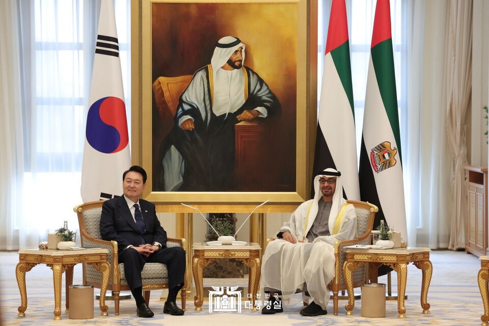윤석열 대통령이 15일(현지시간) UAE 아부다비 대통령궁에서 모하메드 빈 자이드 알 나흐얀 UAE 대통령과 한-UAE 확대회담을 하고 있다. (사진제공=대통령실)