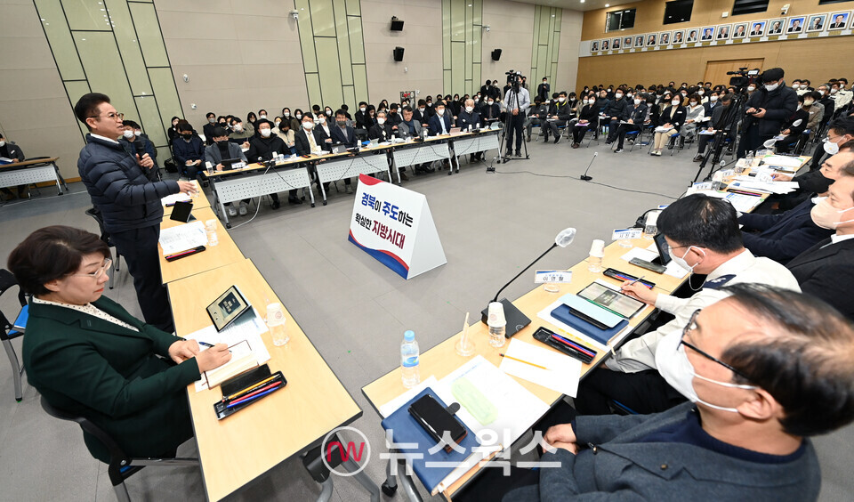이철우(왼쪽) 경북도지사가 25일 전 직원이 참석한 가운데 열린 업무보고에서 경북의 힘으로 새로운 대한민국을 실현을 강조하고 있다. (사진제공=경북도)
