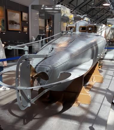1884년 폴란드 과학자 스테판 드즈위케치가 개발한 최초의 전기 추진 잠수함 실물. 러시아 상트페테부르크 해군 박물관에 전시되어 있다. .(사진제공=최일)