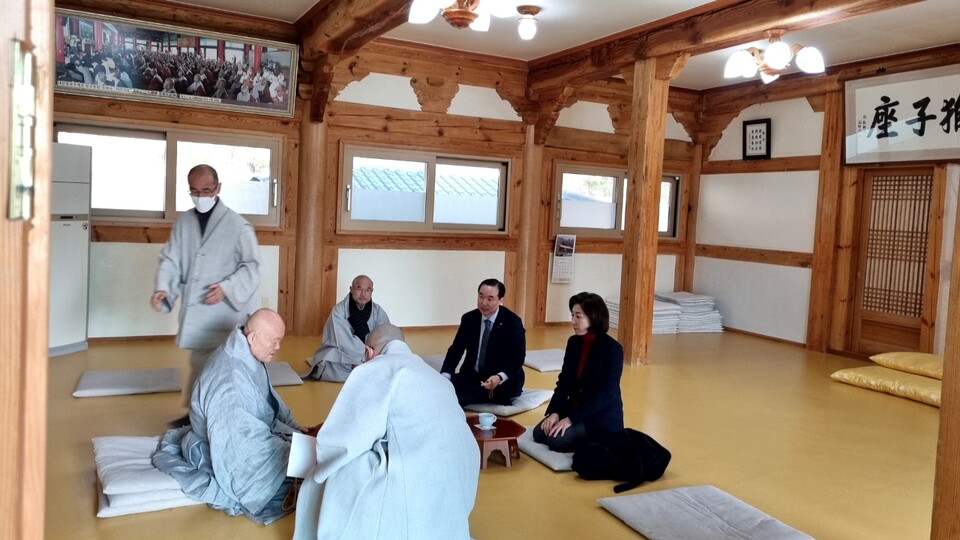 나경원 국민의힘 전 의원이 지난 17일 대구 동화사를 방문해 의현회주 큰 스님을 만나고 있다. (사진제공=나경원 예비캠프)