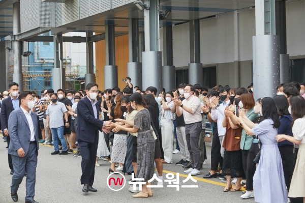 지난해 기흥 반도체 R&D단지 기공식에 참석한 이재용 부회장이 직원들과 반갑게 인사하고 있다. (사진제공=삼성전자)