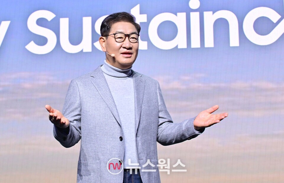 한종희 삼성전자 DX부문장 부회장이 4일(현지시간) 미국 라스베이거스 만달레이베이 호텔에서 열린 '삼성 프레스 컨퍼런스'에서 오프닝 스피치를 하고 있다. (사진제공=삼성전자)