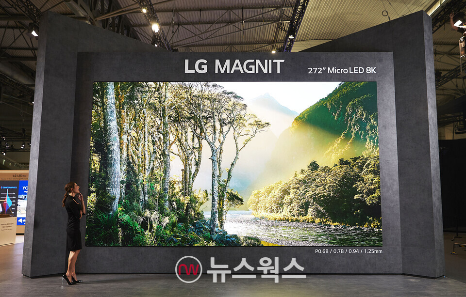  LG전자 모델이 8K 해상도의 272형 마이크로 LED 사이니지 ‘LG 매그니트’를 감상하고 있다. (사진제공=LG전자)