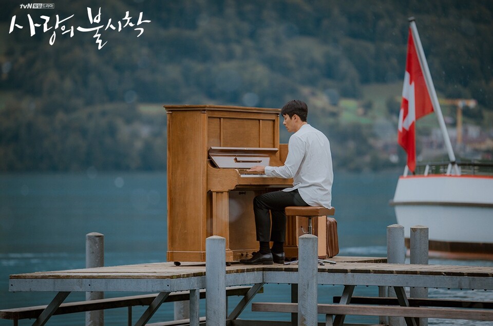 이젤발트 선착장에서 피아노를 치고 있는 리정혁. (사진=tvN 홈페이지 캡처)
