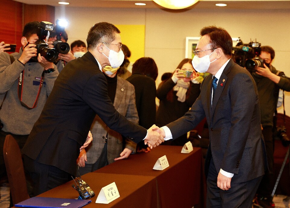 조규홍 (오른쪽) 보건복지부장관이 1월 26일 열린 의료현안협의체 간담회에 참석, 이필수 대한의사협회 회장과 악수하고 있다. (사진제공=보건복지부)