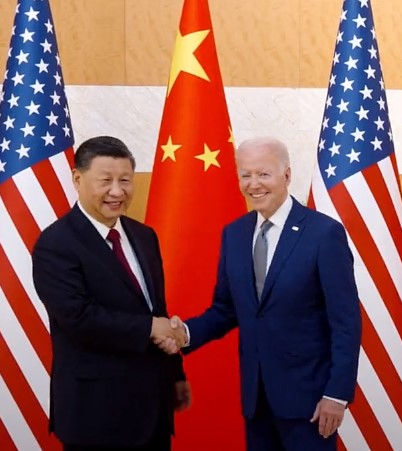 조 바이든(오른쪽) 미국 대통령과 시진핑 중국 국가주석이 지난해 11월 14일 인도네시아 발리에서 열린 G20 정상회담에서 만나 악수를 나누고 있다. (사진=조 바이든 트위터 캡처)