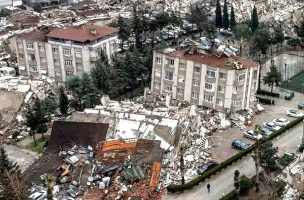 튀르키예 지진으로 건물이 무너져 있다. (사진=페이스북 캡처)