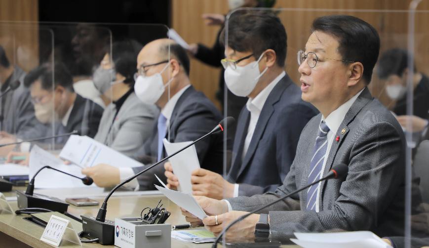방기선 기획재정부 차관이 지난 1월 13일 서울 영등포구 한국수출입은행에서 '일자리 TF 제2차 회의'를 주재하고 있다. (사진제공=기획재정부)