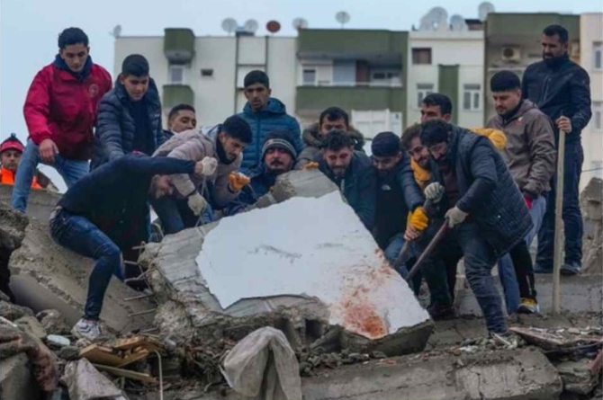 터키 지진피해 현장에서 주민들이 힘을 합쳐 무너진 잔해를 치우고 있다. (사진제공=굿네이버스)