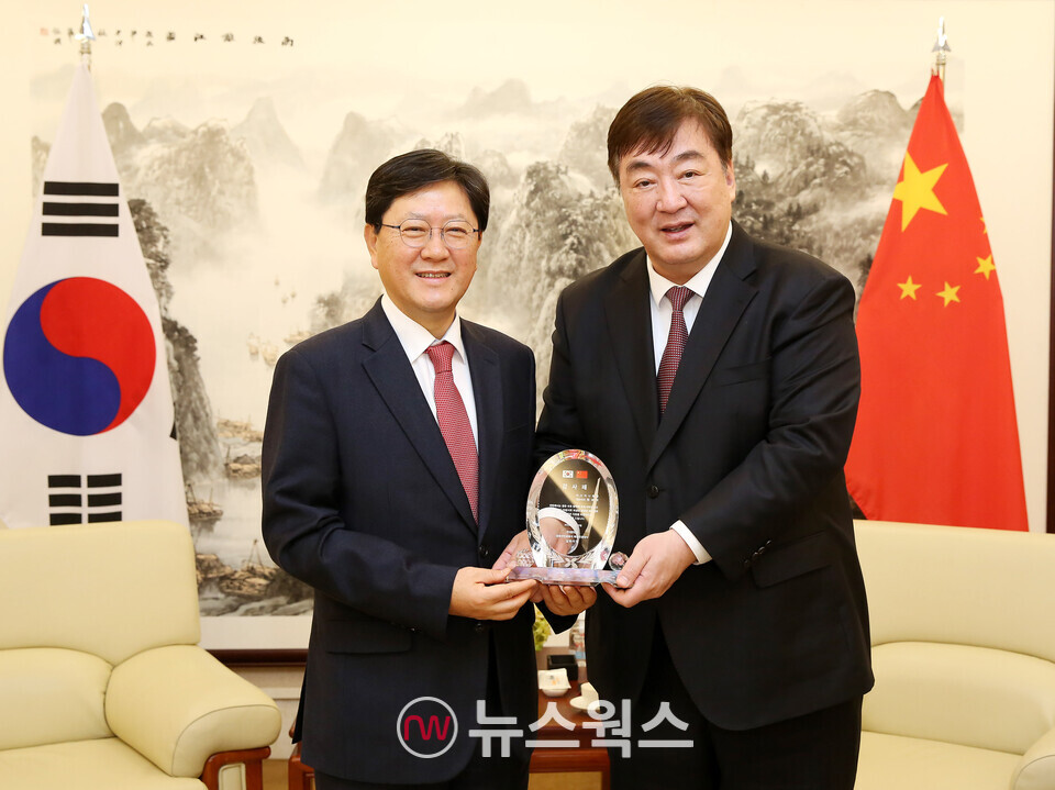 원유석(왼쪽) 아시아나항공 대표이사 직무대행이 주한 중국대사관에서 싱하이밍 주한 중국대사로부터 감사패를 받고 있다. (사진 제공=아시아나항공)