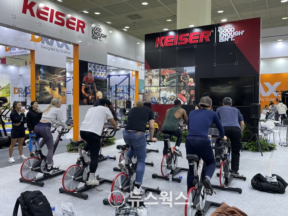 16일 개최된 '스포엑스 2023'에서 'KEISER'가 전시한 스피닝 기구를 관람객이 직접 체험하고 있다. (사진=고지혜 기자)