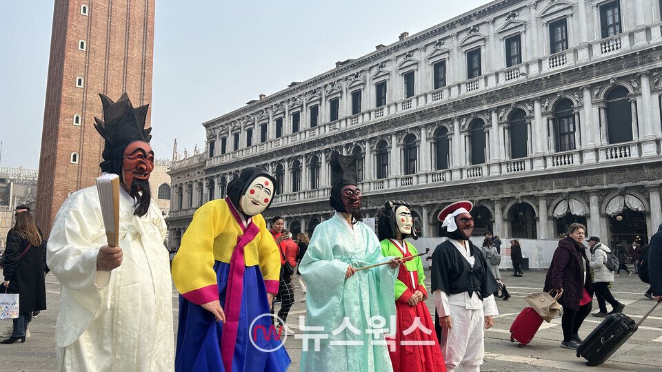 유네스코 인류무형문화유산에 등재된 하회별신굿탈놀이가 이탈리아 베네치아 카니발에 초청돼 현지인들의 눈길을 사로잡고 있다. (사진제공=안동시)