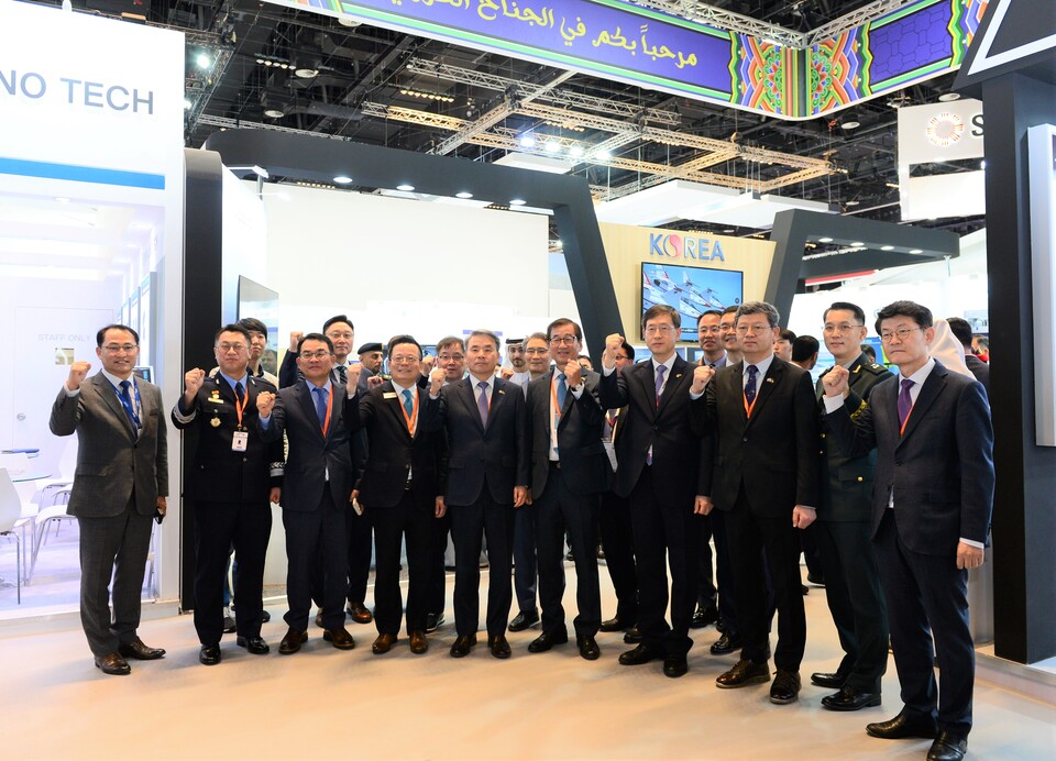 이종섭(앞줄 왼쪽에서 다섯번째) 국방부장관이 20일 UAE IDEX 방산전시회에서 업계 인사들과 사진을 찍고 있다. (사진제공=방진회)