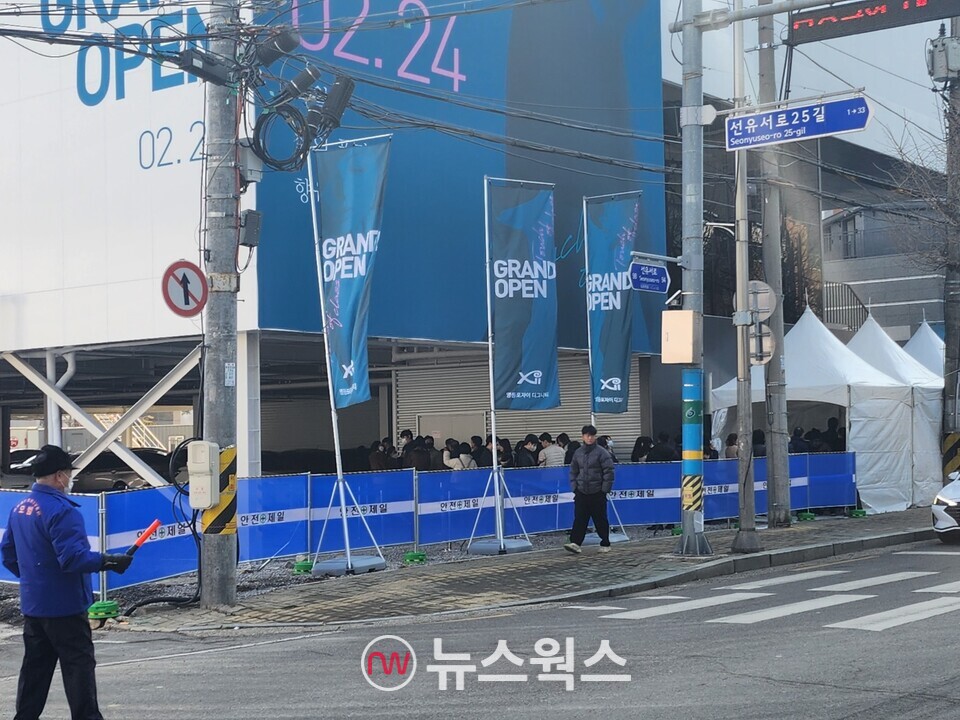 24일 오전 서울 '영등포자이 디그니티' 견본주택 앞에서 방문객들이 입장을 기다리고 있다. (사진=전현건 기자)