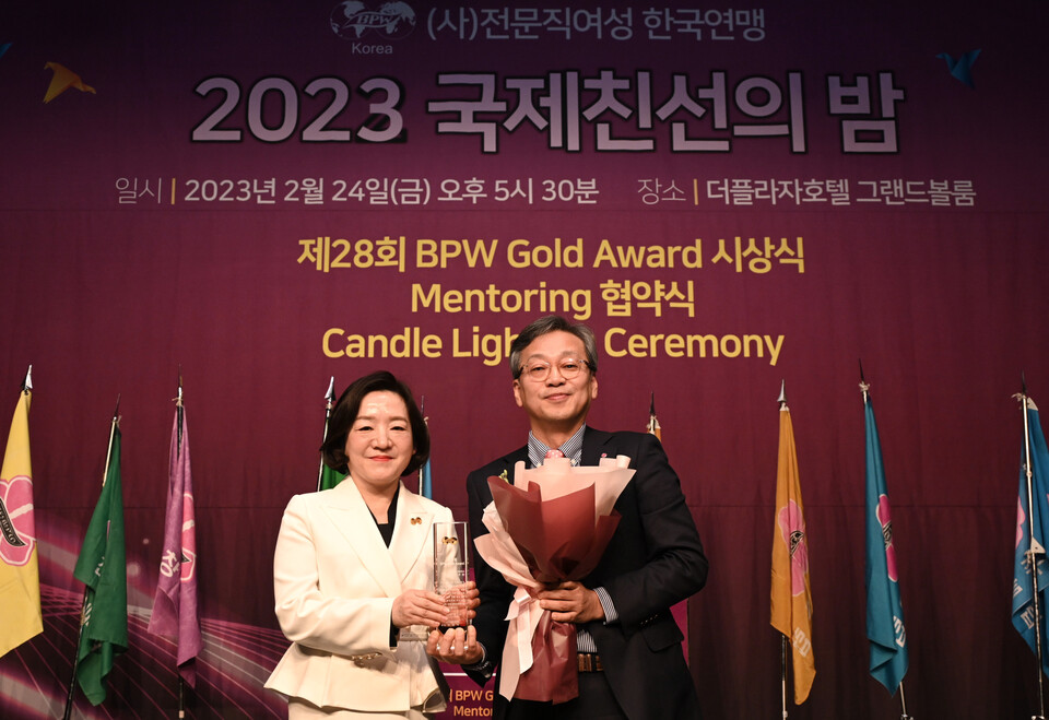 이삼수(오른쪽) LG전자 CSO 부사장이 24일 서울 중구 더플라자호텔에서 열린 시상식에 참석해 기념촬영을 하고 있다. (사진제공=LG전자)