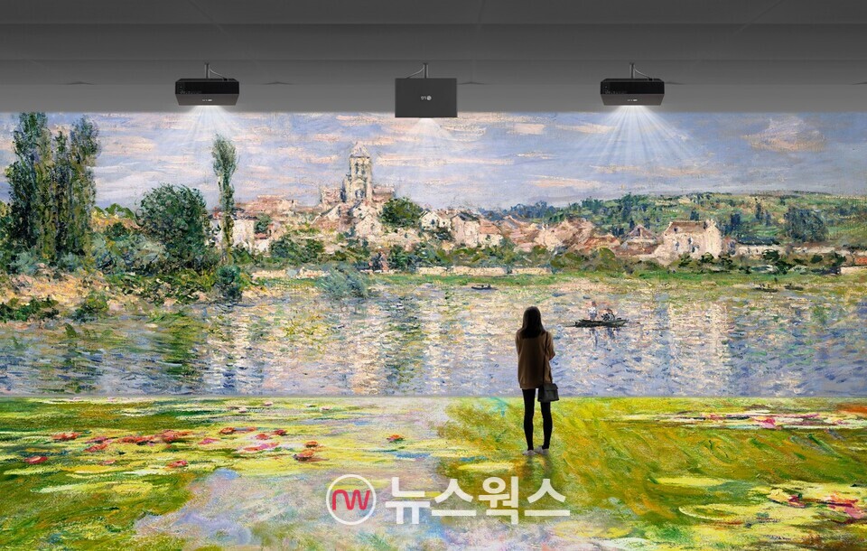 LG전자 상업용 프로젝터 'LG 프로빔'이 미술관의 벽과 바닥에 파노라마 형태로 미디어아트 작품을 구현한 연출 이미지. (사진제공=LG전자)