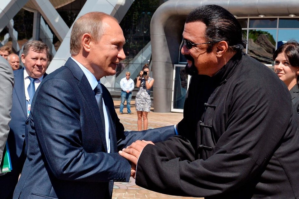 블라디미르 푸틴(왼쪽) 러시아 대통령과 영화배우 스티븐 시걸이 손을 맞잡고 있다. (사진=스티븐 시걸 페이스북)