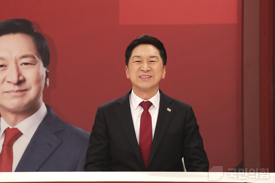 지난 3일 오후 서울 마포구에 있는 채널A 스튜디오에서 제3차 전당대회 당 대표 후보자인 김기현 후보가 포즈를 잡고 있다. (사진=국민의힘 홈페이지 캡처)