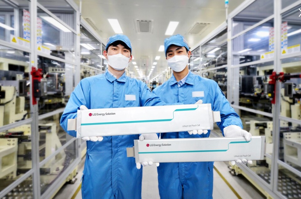 LG에너지솔루션 충북 오창공장에서 직원들이 롱-셀 배터리를 소개하고 있다. (사진제공=LG에너지솔루션)