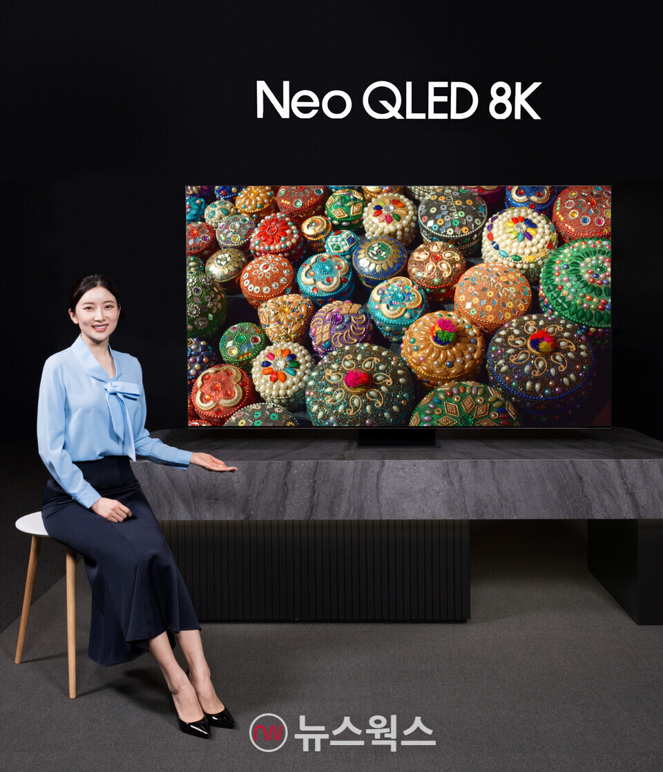 삼성전자 모델이 2023년형 Neo QLED 8K를 소개하고 있다. (사진제공=삼성전자)