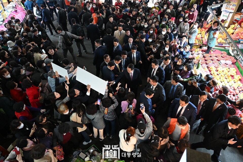 9일 울산 신정시장을 찾은 윤석열 대통령이 시민들과 악수하고 있다.. (사진제공=대통령실)