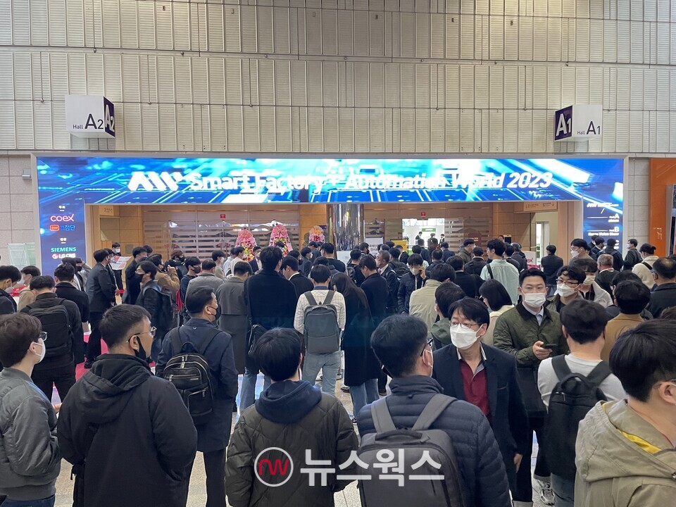10일 코엑스에서 열린 '스마트공장·자동화사업전 2023'에서 관람객들이 입장을 기다리고 있다. (사진=고지혜 기자)