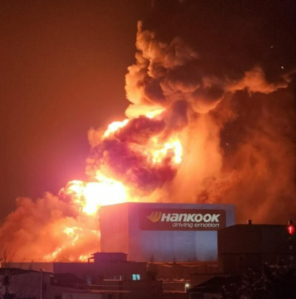 12일 오후 10시 9분께 대전시 대덕구 목상동 한국타이어 공장에서 발생한 화재현장. 거대한 불길이 치솟고 있다. (사진=페이스북 캡처)
