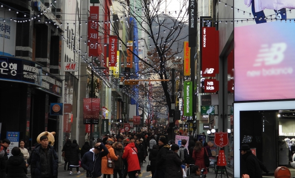 코로나19가 발발하기 이전 서울 명동을 찾은 중국관광객이 쇼핑을 하고 있다.(사진=뉴스웍스DB)