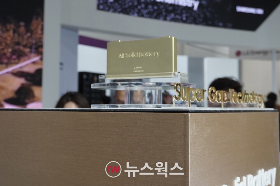 삼성SDI 부스에 전시된 금색 전고체 배터리 모형. (사진=고지혜 기자)