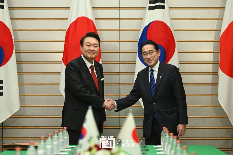 윤석열(왼쪽) 대통령과 기시다 후미오 일본 총리가 지난 16일 일본총리 관저에서 웃으며 악수하고 있다. (사진제공=대통령실)