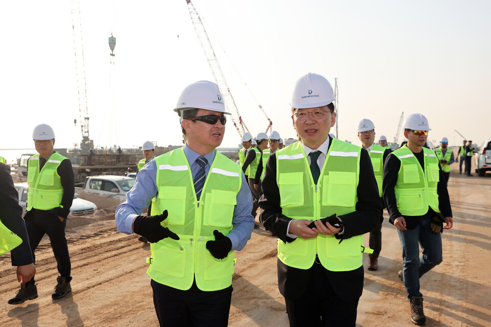 조승환(오른쪽) 해양수산부 장관과 백정완 대우건설 사장이 지난 14일 이라크 현지를 방문해 이야기를 나누고 있다. (사진제공=대우건설)