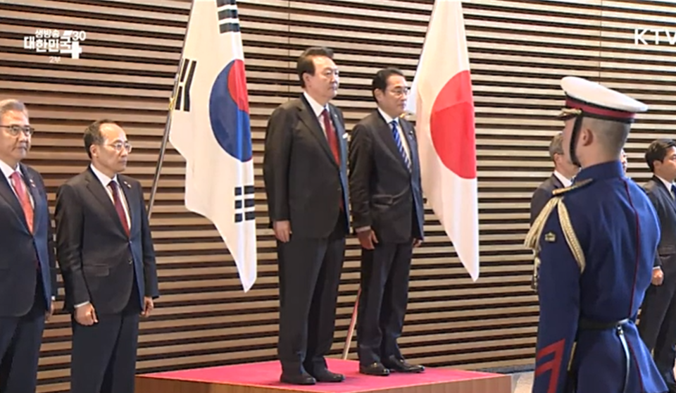 지난 16일 일본 도쿄 총리 공관에서 윤석열 대통령과 기시다 후미오(오른쪽) 일본 총리가 의전을 받고 있다. (사진=KTV 동영상 캡처)
