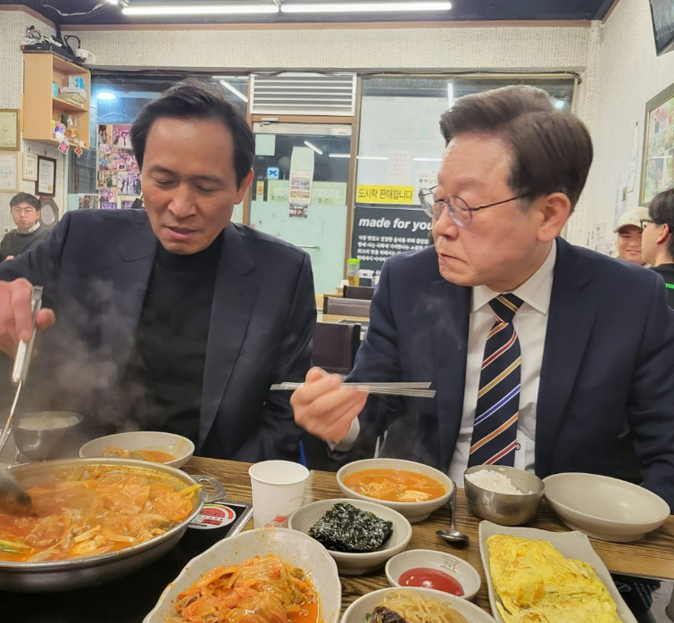 우상호(왼쪽) 민주당 의원이 이재명 민주당 대표와 함께 식사하고 있다. (사진=우상호 의원 인스타그램 캡처)