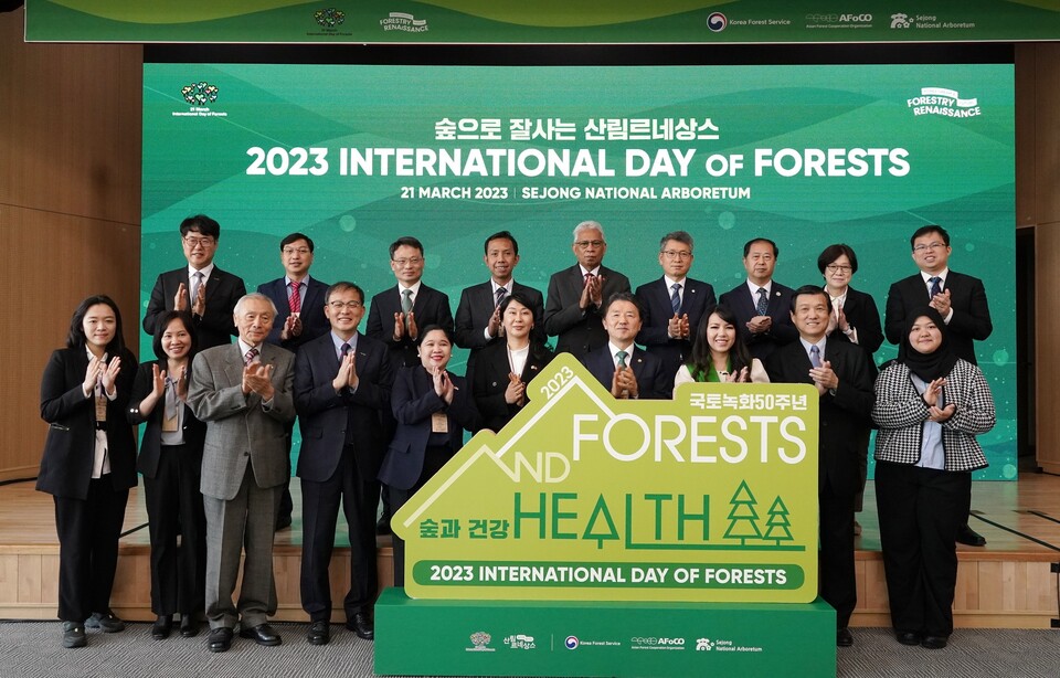 남성현 산림청장(앞줄 오른쪽 네 번째)가 21일 세계 산림의 날 및 국토녹화 50주년 기념행사에서 기념촬영을 하고 있다. (사진제공=산림청)