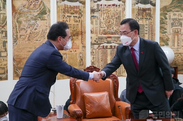 지난해 12월 15일 국회의장실에서 만난 주호영(오른쪽) 국민의힘 원내대표와 박홍근 더불어민주당 원내대표가 악수를 하고 있다. (사진=국민의힘 홈페이지 캡처)