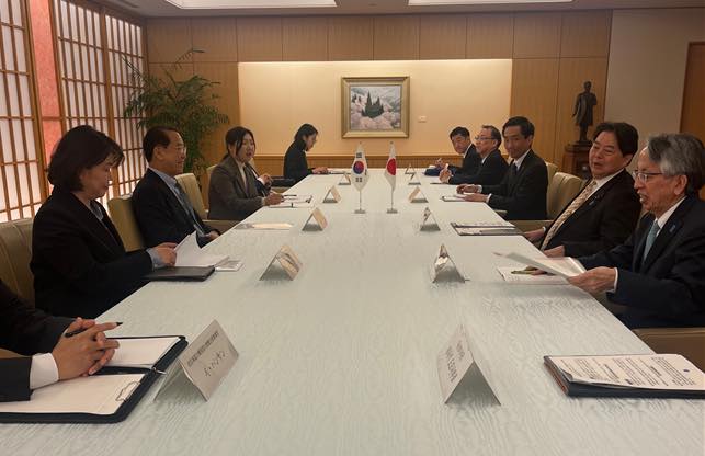 권영세(왼쪽 앞에서 두 번째) 통일부 장관이 하야시 요시마사(오른쪽 앞에서 두 번째) 일본 외무상과 만나 대화를 나누고 있다. (사진=권영세 장관 페이스북 캡처)