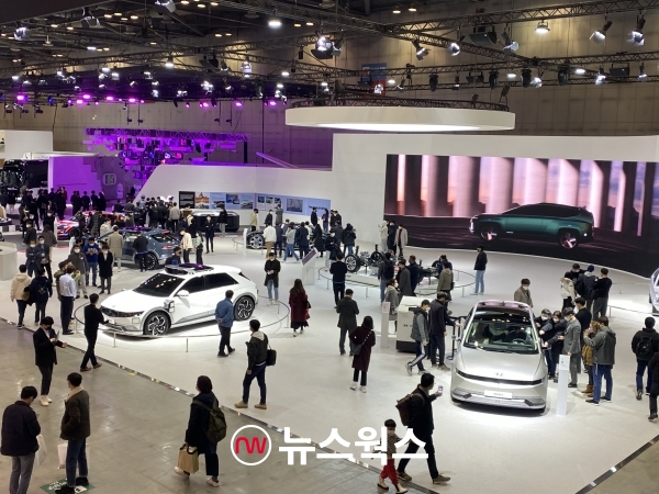 지난 2021년 열렸던 '서울모빌리티쇼'에서 관람객들이 현대차 부스를 살펴보고 있다. (사진=김남희 기자)