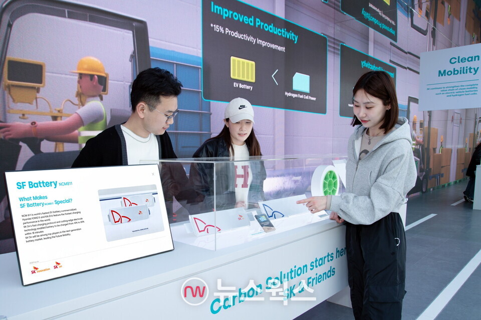 관람객들이 SK이노베이션 홍보부스인 클린 모빌리티존에서 SK온의 SF배터리를 보고 있다. (사진제공=SK이노베이션)