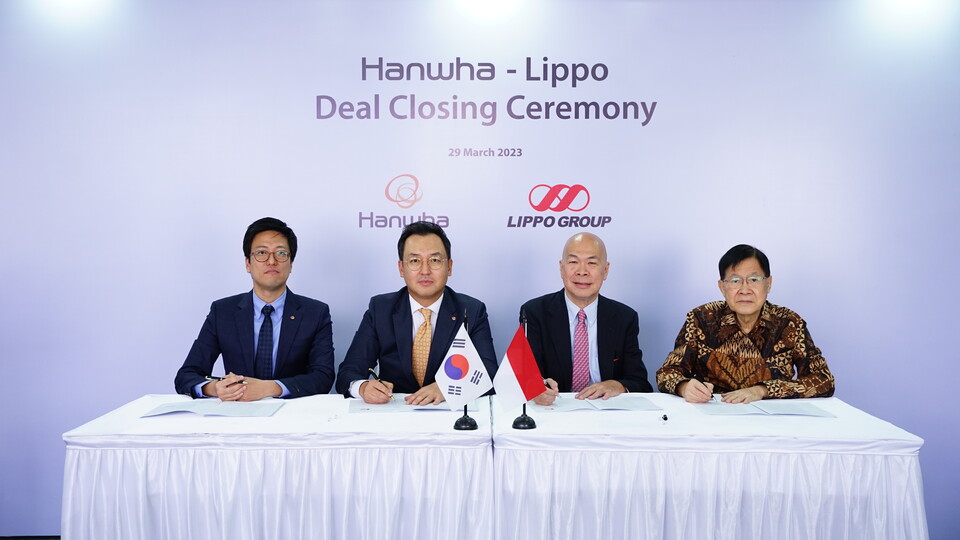 남궁훈 한화생명 인도네시아 법인장(왼쪽 두번째), 에디 하루소노 한도꼬 대표(왼쪽 세번째)가 기념촬영을 하고 있다. (사진제공=한화생명)