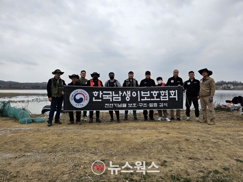 한국남생이보호협회 회원들이 첨연기념물 보호, 구조, 밀렵 금지 활동을 펼치며 기념사진을 찍고 있다.(사진제공=한국남생이보호협회)