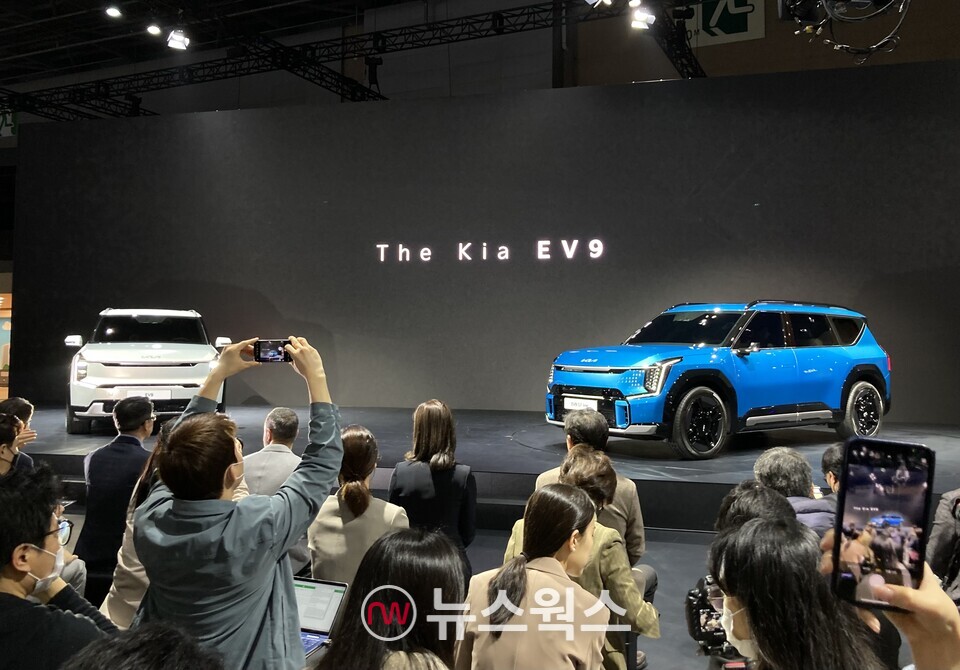 30일 '2023 서울모빌리티쇼' 프레스 브리핑에서 기아가 'EV9'을 공개하고 있다. (사진=정은지 기자)
