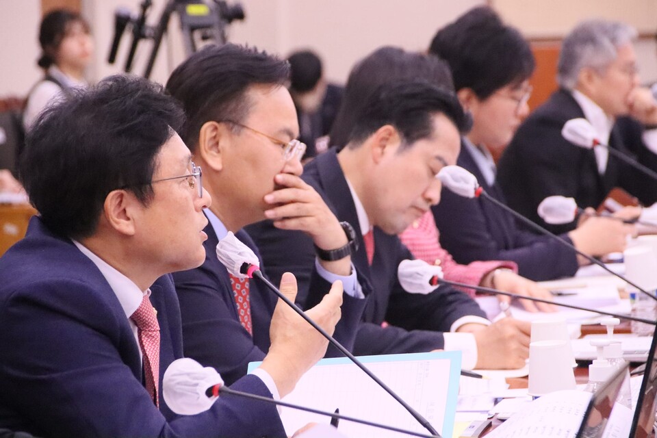 박형수(왼쪽 첫 번째) 국민의힘 의원이 국회 법사위 회의에서 발언하고 있다. (사진=박형수 의원 페이스북 캡처)