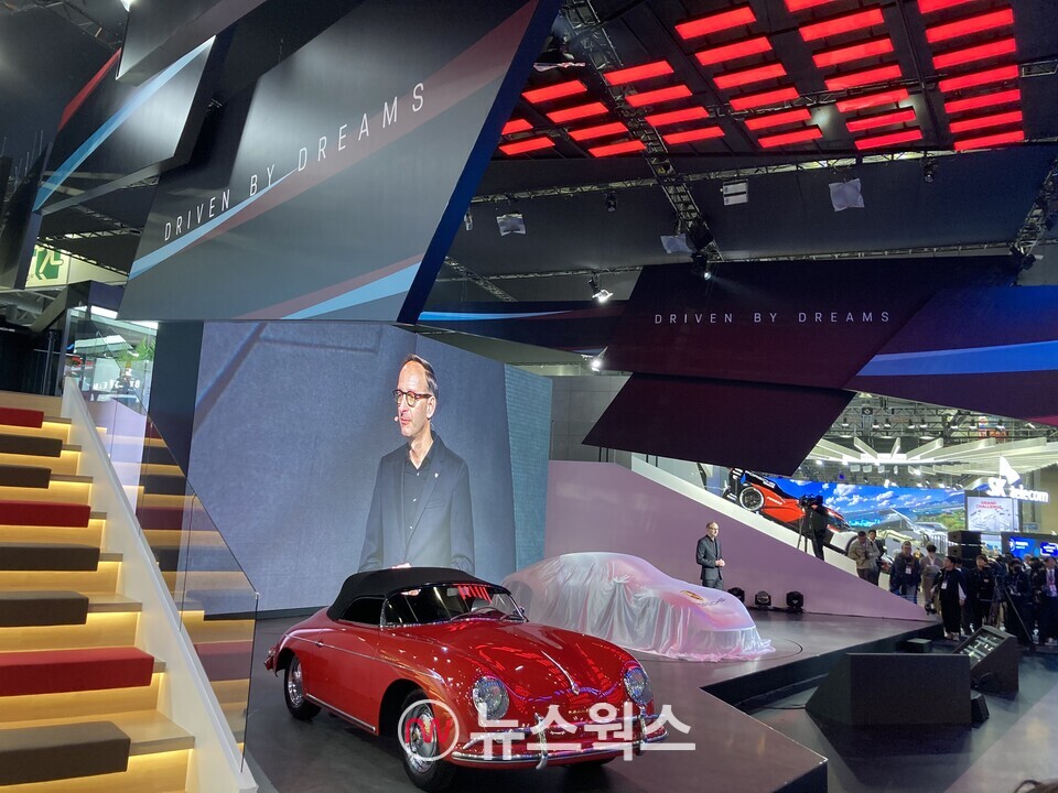홀가 게어만 포르쉐코리아 대표가 콘셉트 카 '비전 357'을 공개에 앞서 포르쉐의 미래 전략에 대해 발표하고 있다. (사진=정은지 기자)