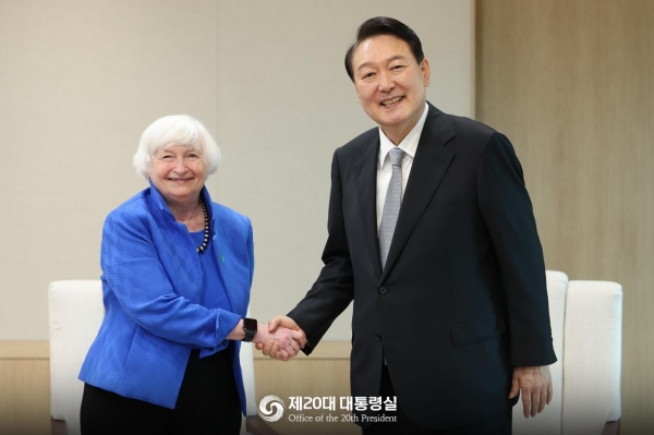 윤석열(오른쪽) 대통령이 재닛 옐런 미국 재무부 장관과 악수하고 있다. (사진제공=대통령실)