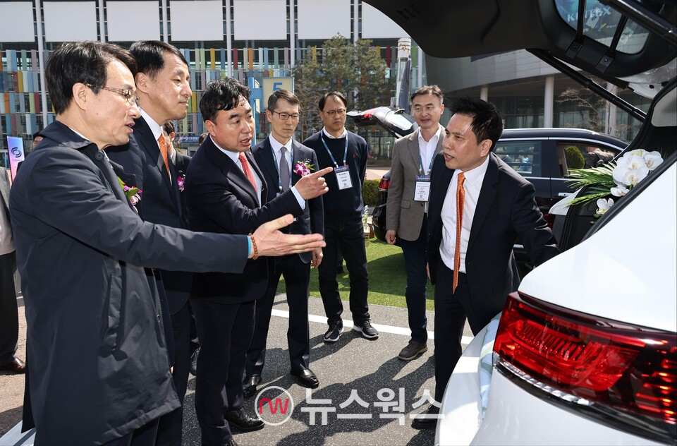 황재섭(오른쪽) 전무가 르노코리아자동차 R Xperience 존 방문 VIP들에게 QM6 퀘스트 차량을 설명하고 있다. (사진제공=로노코리아자동차)