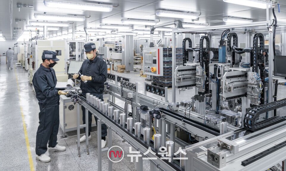 LS머트리얼즈 직원들이 경기도 군포 공장에서 커패시터를 생산하고 있다. (사진제공=LS머트리얼즈)