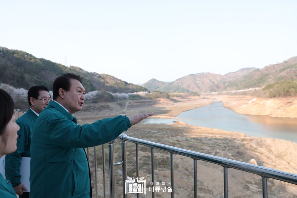 윤석열 대통령이 지난 3월  31일 전남 순천시 주암조절지댐을 찾아 가뭄 상황을 점검하고 있다. (사진제공=대통령실)