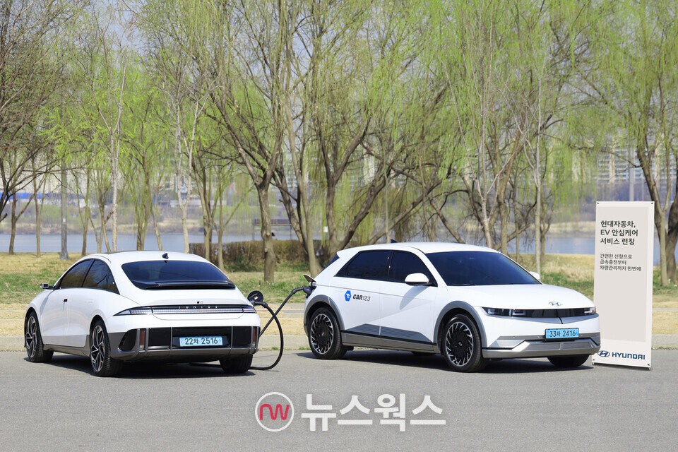 현대자동차는 법인 고객을 대상으로 운영하던 ‘EV안심케어 서비스’를 4일부터 일반 고객으로까지 대상을 확대해 실시한다. 사진은 차량 간(V2V) 급속 충전을 진행하는 모습. (사진제공=현대자동차)